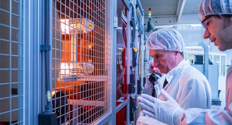 Heliatek Welcomes EU Commissioner, Saxon Parliament President